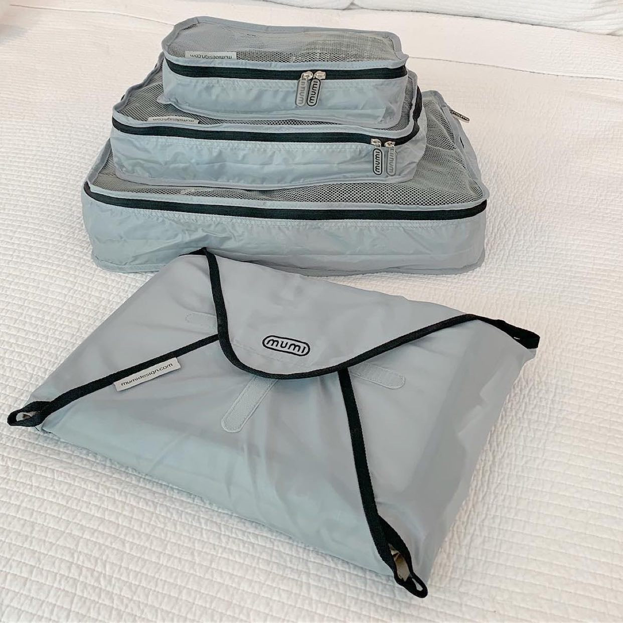 Detalle del Kit completo de empaque MUMI mostrando las 9 piezas organizadas para viaje